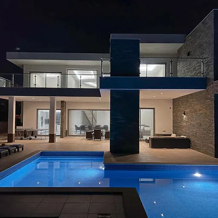 Villa Luxury Modern Style With Private Pool