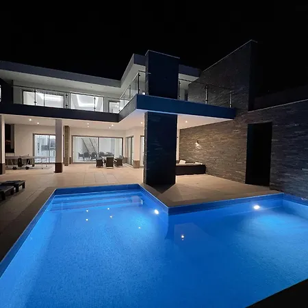Villa Luxury Modern Style With Private Pool